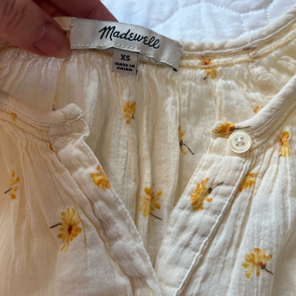 Madewell Smocked button-up top in French daisies - Picture 4 of 6